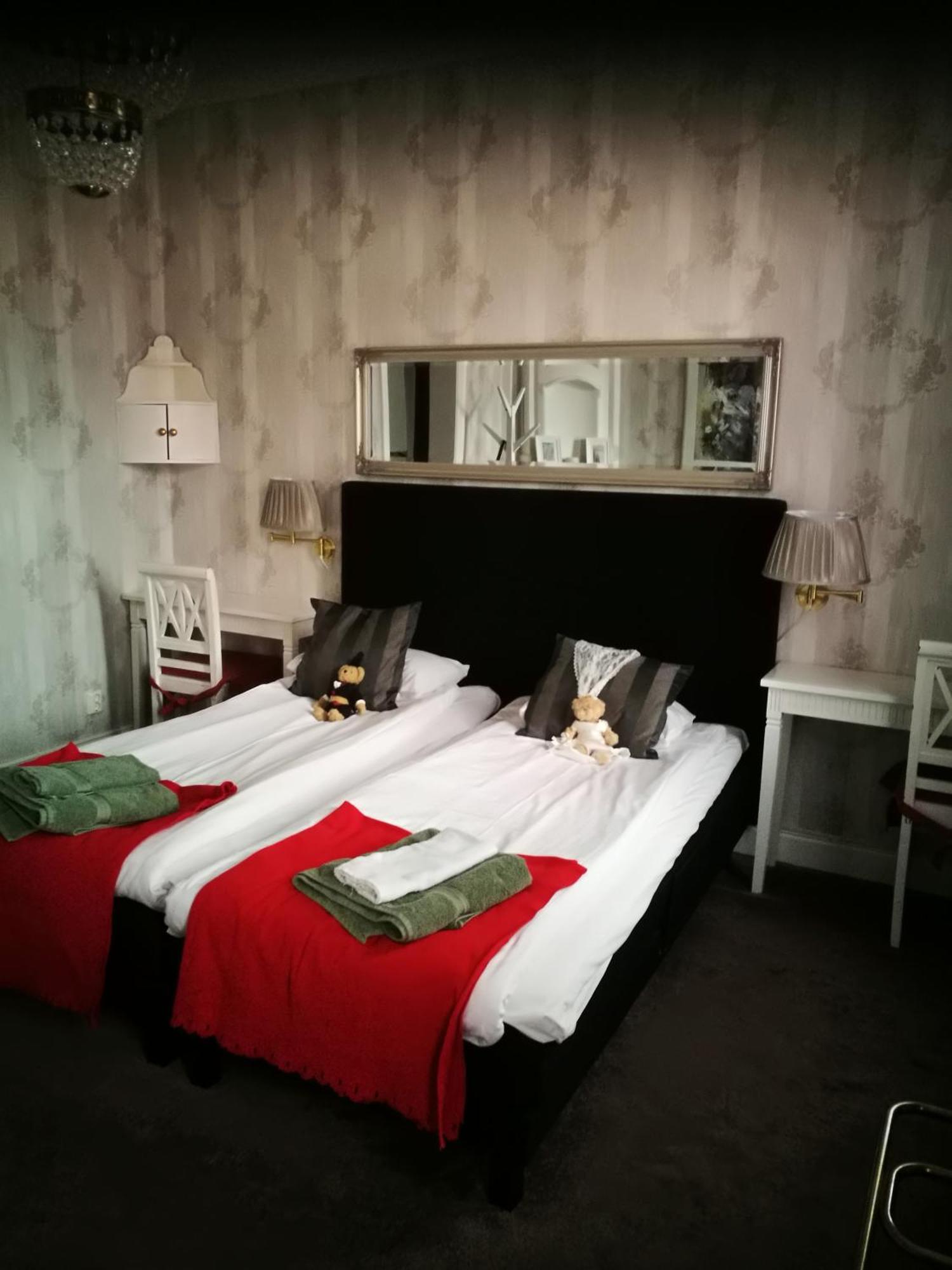 Hotell Floras Tradgard Öregrund Екстериор снимка